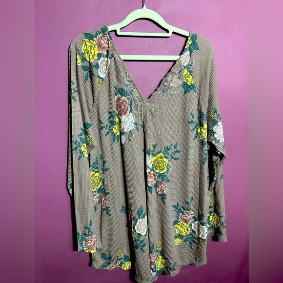 💙Torrid Lacy Floral Henley NWT - Picture 7 of 8